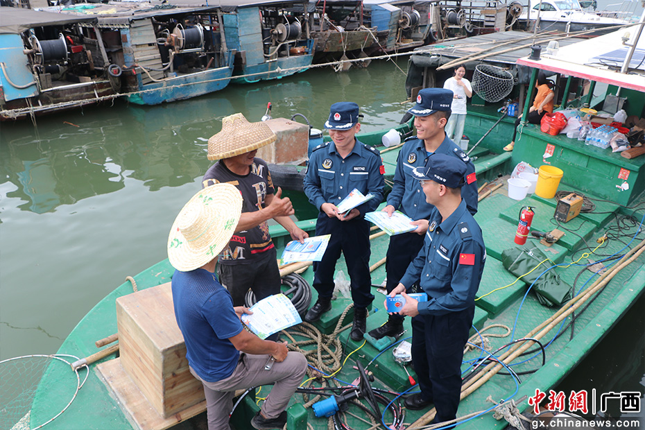 钦州海警开展伏季休渔政策法规宣讲活动