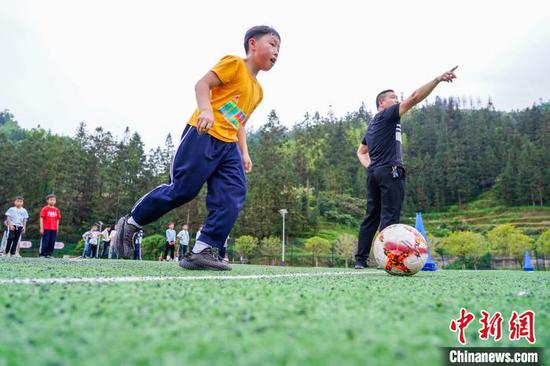足球社团的学生在课后服务时间进行足球训练。卢忠南 摄