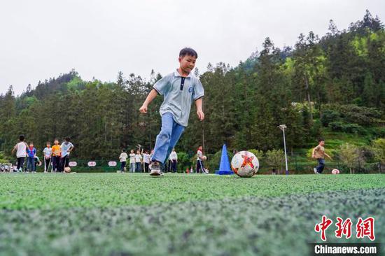 足球社团的学生在课后服务时间进行足球训练。卢忠南 摄