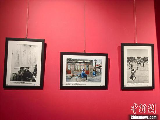4月24日，“伟大的足迹——格瓦·戴高乐摄影展”展览现场。　中新社记者 应妮 摄
