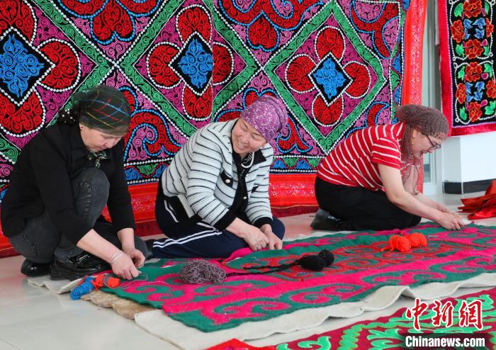 毡绣和布绣是新疆哈萨克族的民间刺绣艺术。周国栋 摄
