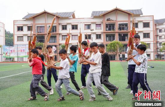 民族乐器社团的学生在课后服务时间练习吹奏芦笙。　卢忠南 摄