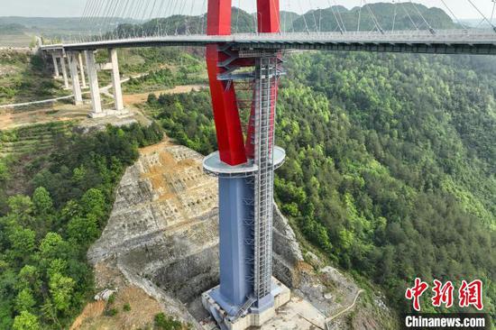 4月25日，航拍贵州龙里河特大桥的观光电梯。　中新网记者 瞿宏伦 摄