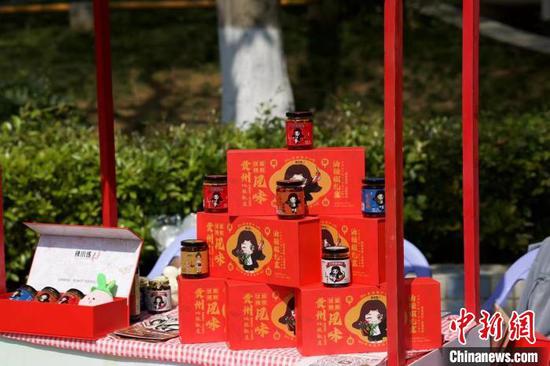 图为杨子璇研发推出的油辣椒。受访者供图