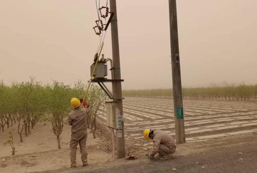南疆能源（集团）新疆供电分公司风沙下，他们用坚守支撑起能源安全网