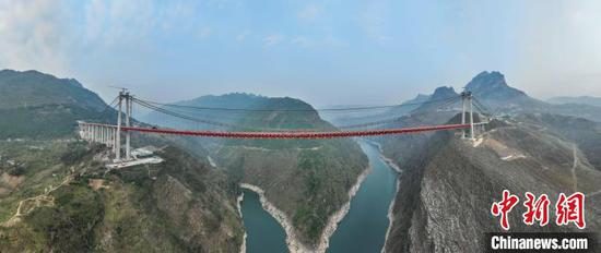 4月28日，航拍合龙后的牂牁江大桥。　中新网记者 瞿宏伦 摄