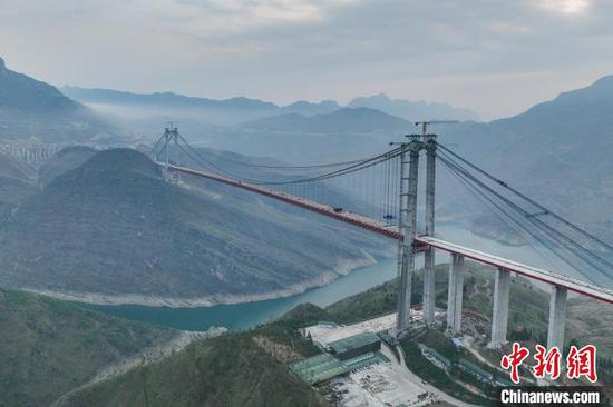 4月28日，航拍合龙后的牂牁江大桥。　中新网记者 瞿宏伦 摄