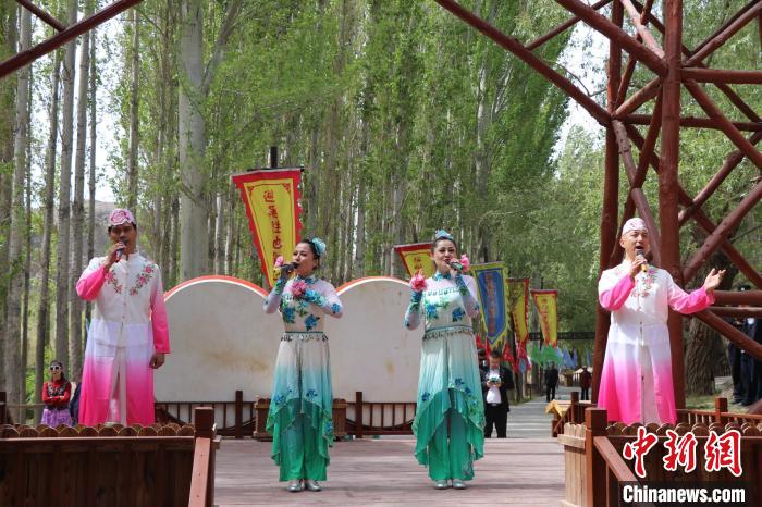 图为开园仪式上的国家级非物质文化遗产“花儿”（新疆花儿）表演。喇小飞 摄
