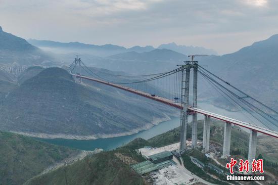 图为4月28日，航拍合龙后的牂牁江大桥。中新网记者 瞿宏伦 摄
