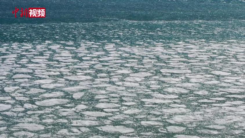 新疆赛里木湖现冰推景观