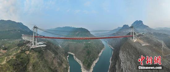 牂牁江大桥建成后，牂牁江两岸路程将由1小时缩短为1分钟，亦将有效带动地方经济发展。
图为4月28日，航拍合龙后的牂牁江大桥。中新网记者 瞿宏伦 摄