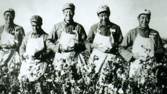 1954年，二十二兵团二十五师植棉能手刘学佛（左3）创棉花单产全国最高纪录。1955年评为兵团特级劳动模范，1960年树为兵团十二面红旗标兵之一（胡杨网资料图）。