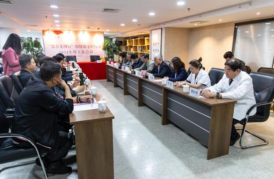 4月29日上午,2024年度“慈善光明行”项目工作会议在天津大学爱尔眼科医院召开。王在御 摄 4月29日上午,2024年度“慈善光明行”项目工作会议在天津大学爱尔眼科医院召开。王在御 摄