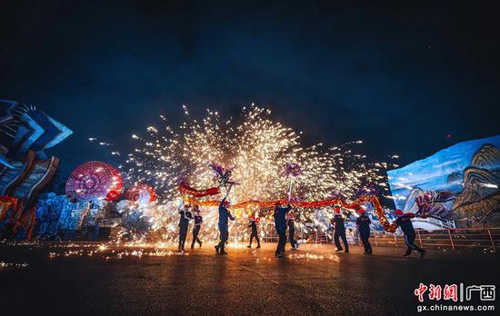 图为南宁之夜非遗打铁花表演。广西旅发不夜城运营管理有限公司供图