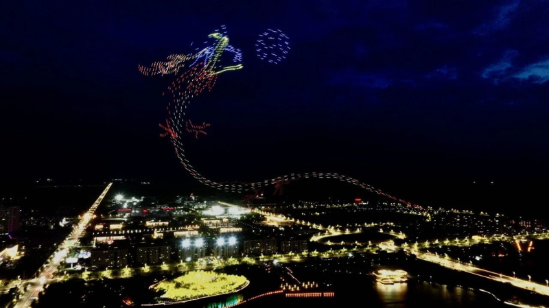 当1000架无人机，在流光溢彩的夜景中凌空起飞时，无人机表演秀正式开始。

