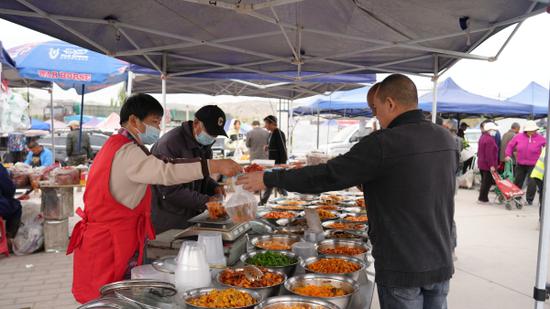 4月27日，塔什店镇举办庆“五一”第三届特色美食节系列活动。
