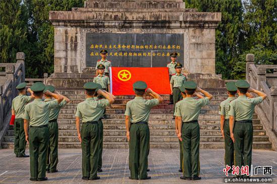 4月29日，武警官兵在革命烈士纪念碑下重温入团誓词。贾广华 摄