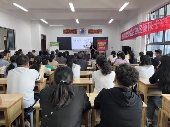 授课讲师给家长讲解如何与孩子相处。王裕 摄