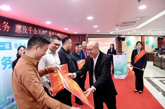 邮储银行玉林市分行向合作商会开展意向授信授牌。邮储银行广西区分行 供图