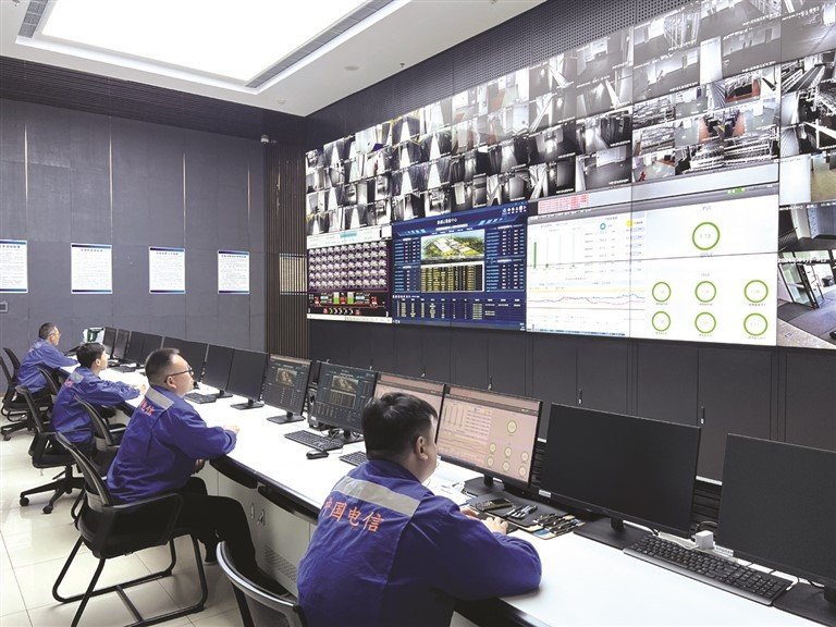 4月16日，在中国电信新疆公司云计算中心，工作人员正在实时监控中心内察看设备运行情况。左晓雨摄