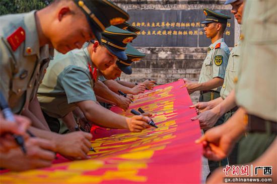 4月29日，武警官兵在进行签名活动。贾广华 摄