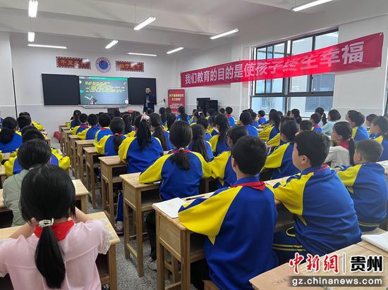 授课讲师在为学生讲解如何高效学习。王裕 摄