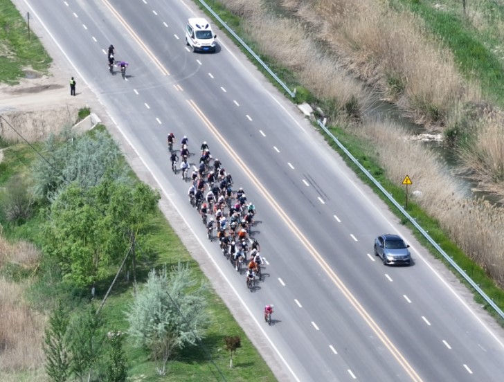 本次赛事吸引了来自全疆各地的147名自行车爱好者参与，在充满挑战的赛道上展示了非凡的速度与耐力，为观众呈现了一场热烈激情的比赛。