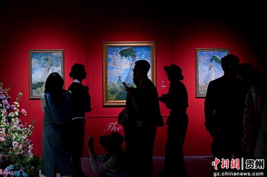 观众参观“印象莫奈——时光映迹艺术展” 观众参观“印象莫奈——时光映迹艺术展”