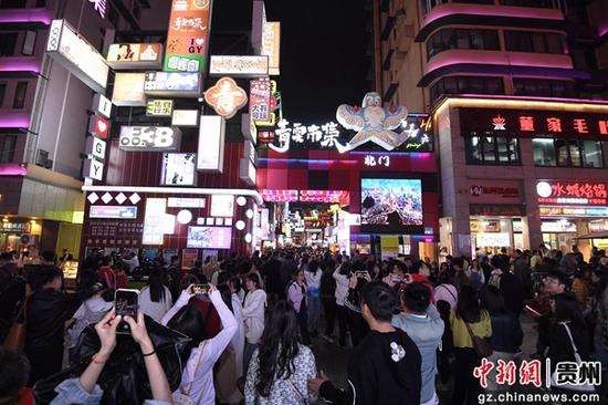 5月1日,贵阳市南明区青云路步行街游人如织。 5月1日,贵阳市南明区青云路步行街游人如织。