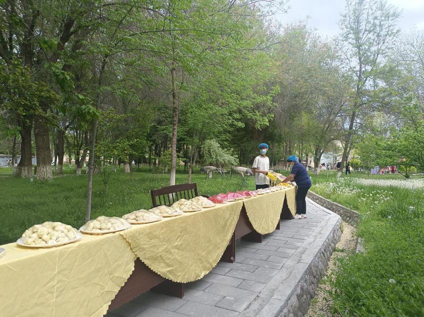 新疆察布查尔县：“五一”古城品美食，特色长桌宴火热开席