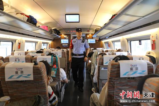 “五一”民警工作日常。 北京铁路公安局天津公安处供图