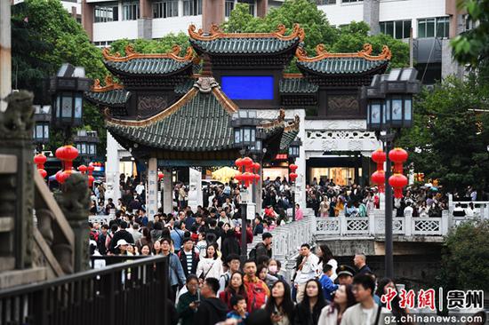 5月1日,贵阳市甲秀楼景区游人如织。 5月1日,贵阳市甲秀楼景区游人如织。