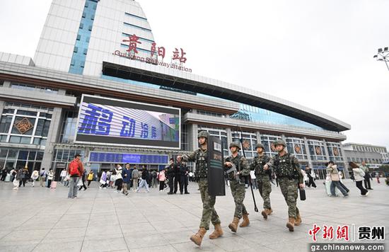 5月1日，武警贵阳支队南明中队官兵在贵阳火车站站前广场巡逻警戒，确保旅客平安出行。