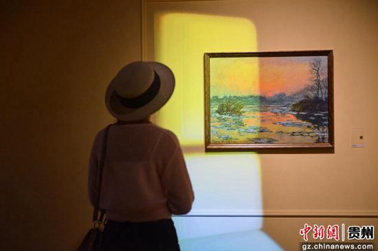 观众参观“印象莫奈——时光映迹艺术展” 观众参观“印象莫奈——时光映迹艺术展”