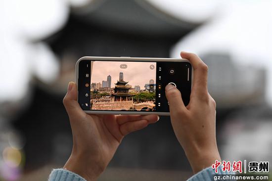 5月1日,游客正用手机拍摄贵阳市甲秀楼。 5月1日,游客正用手机拍摄贵阳市甲秀楼。