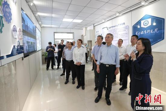 图为调研组在金沙教育研究院听取有关工作情况汇报。中新网记者瞿宏伦摄