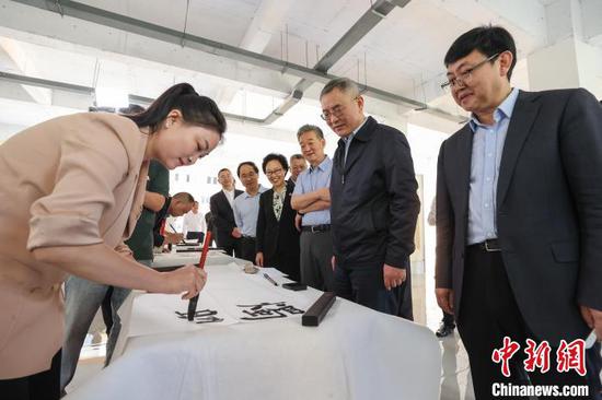 4月28日至30日,民进中央主席蔡达峰率民进中央调研组,赴贵州开展“地域+领域”组团式帮扶毕节工作调研。图为实地调研“烛光计划”乡村书法种子教师培训情况。中新网记者瞿宏伦摄