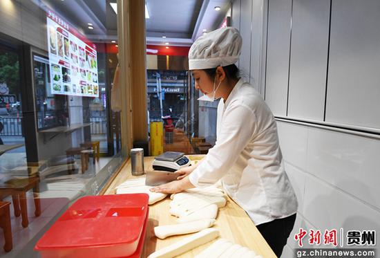 5月1日，贵阳市南明辖区内一家饺子店员工正在切面。