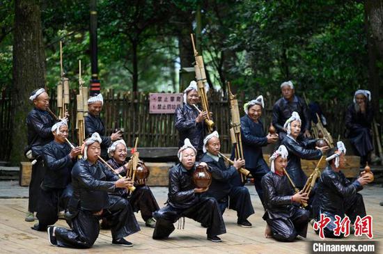 村民在贵州省从江县丙妹镇岜沙苗寨景区表演。吴德军摄