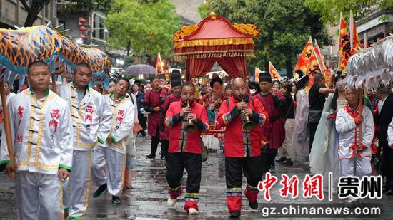 镇远古城掀起“五一”假期旅游热潮