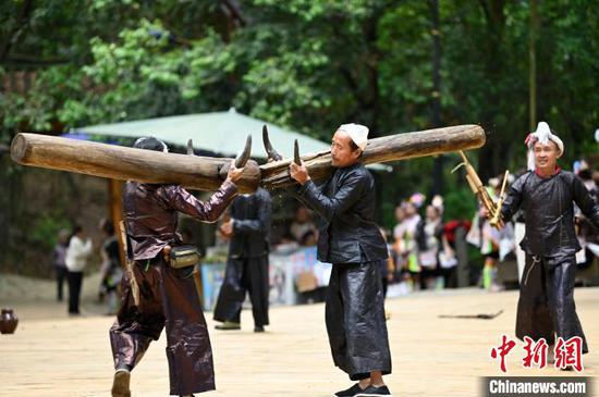 5月1日，村民在贵州省从江县丙妹镇岜沙苗寨景区表演。吴德军摄