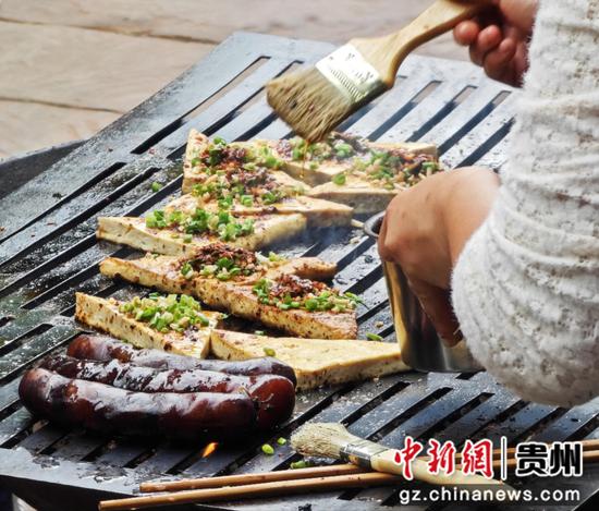 5月2日，赤水市丙安古镇小吃——烤豆腐。张浪摄