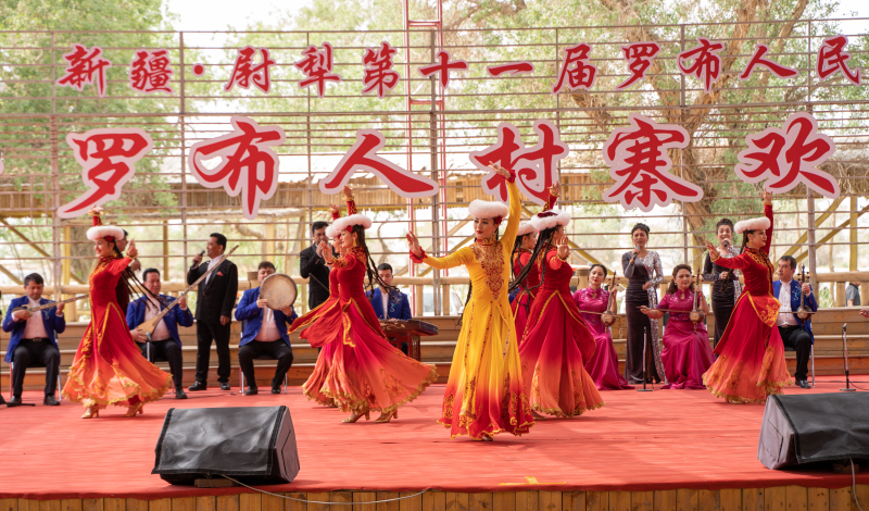 圖為新疆藝術(shù)劇院木卡姆藝術(shù)團的歌唱家、演奏家、舞蹈家們帶來的木卡姆展演、民族民間歌舞及民族管弦樂作品。 