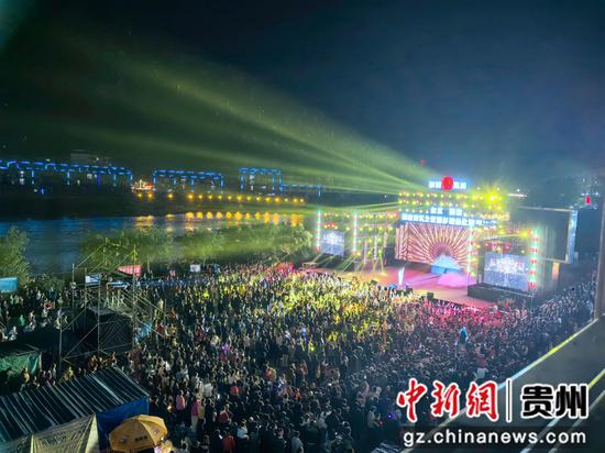5月1日，在赤水市官渡镇公益演唱会现场，大家欢聚一堂过热闹五一。袁琴摄