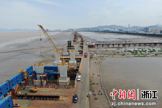 杭甬复线宁波三期项目海域高架桥施工现场。陈芊 供图