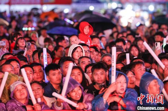 “贵阳路边音乐会”吸引市民和游客观看。中新网记者 瞿宏伦 摄