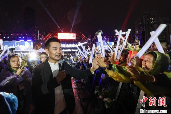 男高音歌唱家刘和刚在和观众互动。中新网记者 瞿宏伦 摄