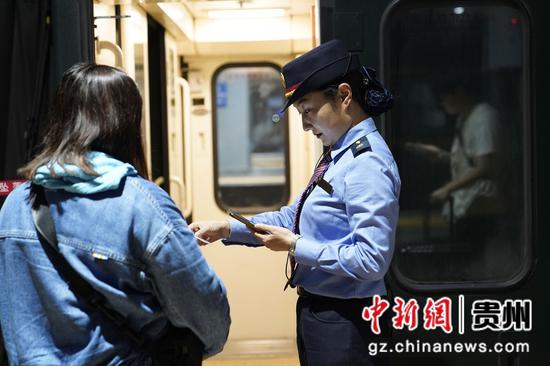 列车抵达怀化站,杜俐核对上车旅客的车票信息。沈向全 摄 列车抵达怀化站,杜俐核对上车旅客的车票信息。沈向全 摄