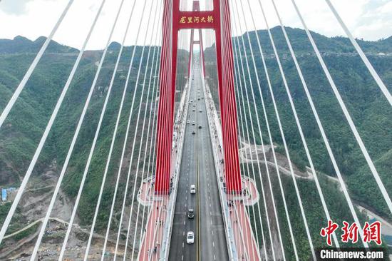 图为航拍龙里河大桥。中新网记者 瞿宏伦 摄
