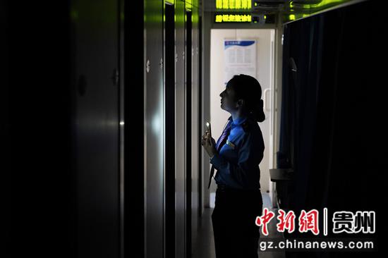 车厢熄灯后,杜俐夜间巡视车厢。沈向全 摄 车厢熄灯后,杜俐夜间巡视车厢。沈向全 摄